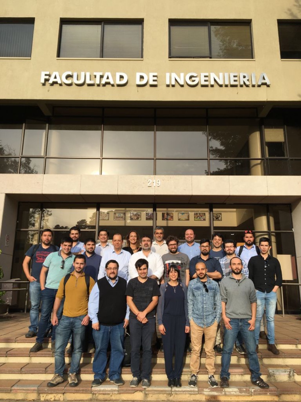 Equipo de la Unidad de Data Science en la entrada de la Facultad de Ingeniería de la Universidad de Concepción, 2020