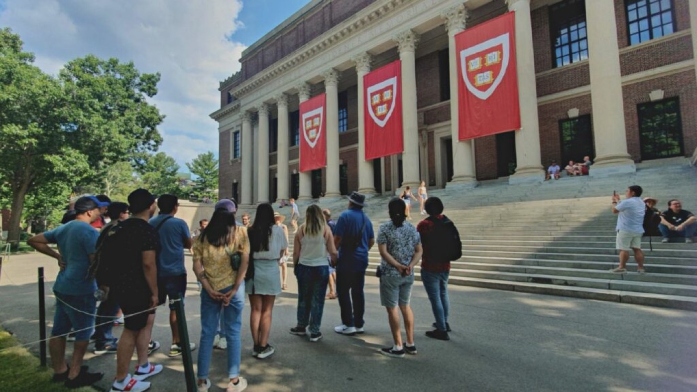 Pasantes del magíster frente a la biblioteca Widener, en Harvard, 2022