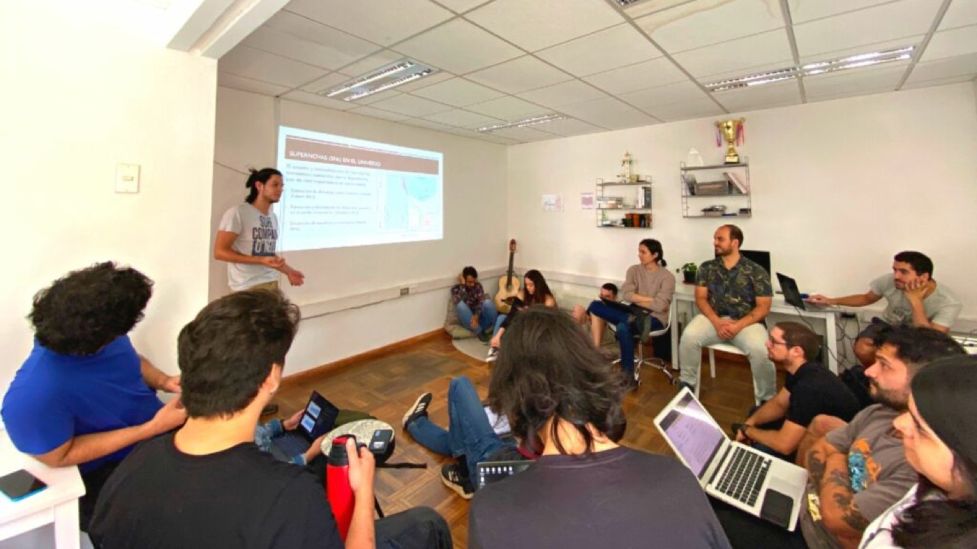 Estudiantes en práctica durante una charla interna en las oficinas de la unidad, 2023