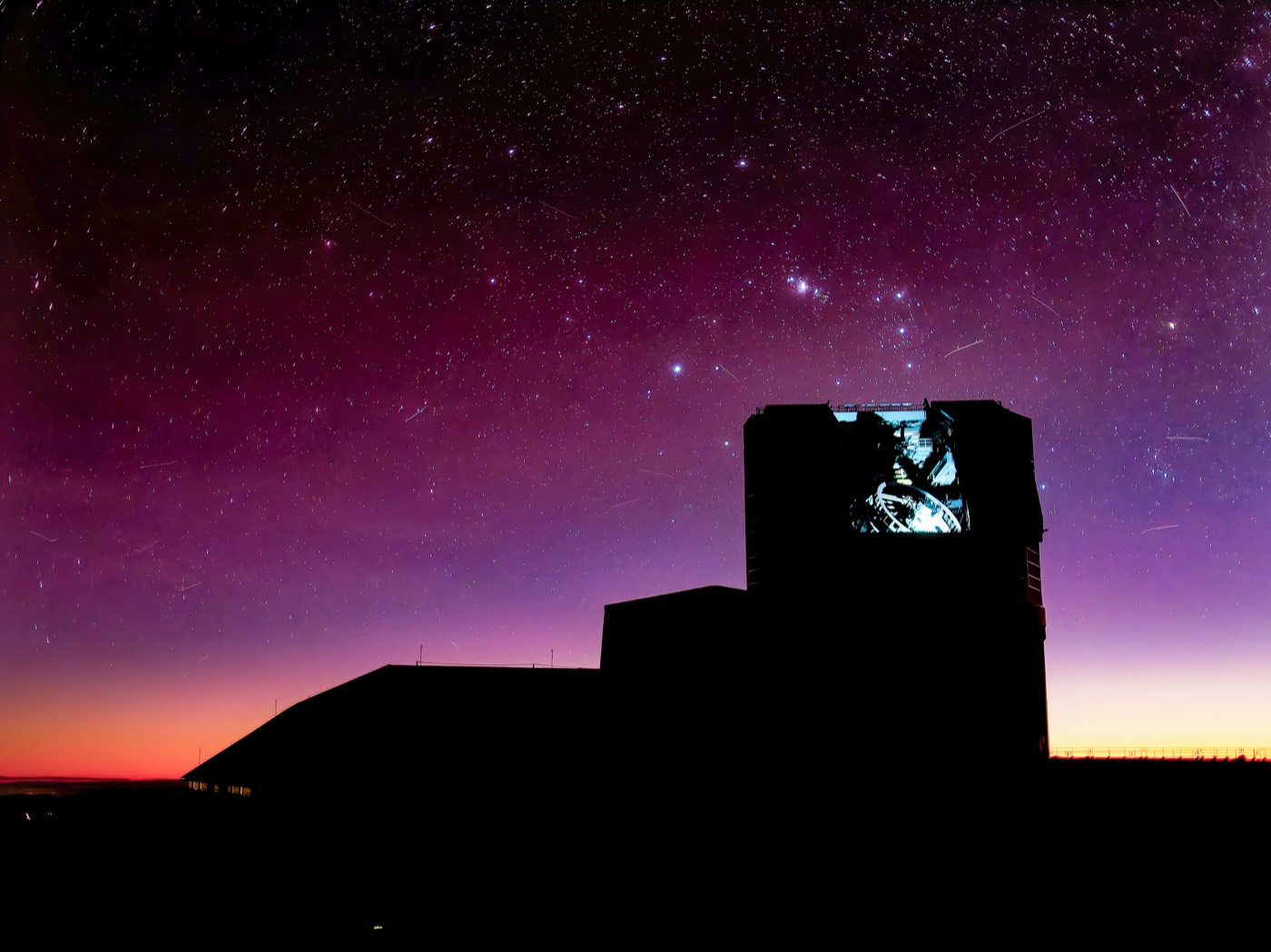 El Observatorio Vera C. Rubin al anochecer, en el cerro Pachón